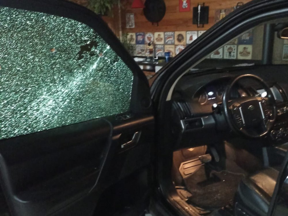 Fotos revelam como ficou carro de vítima de tentativa de homicídio em Blumenau
