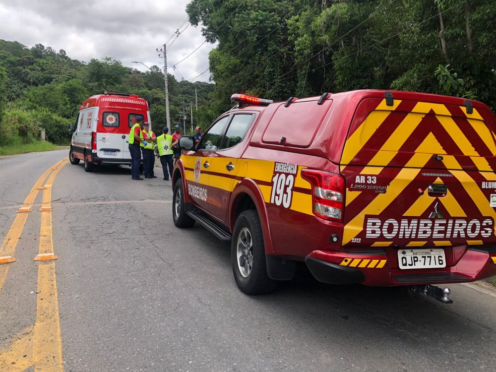Motociclista tem suspeita de traumatismo craniano após se envolver em acidente com ciclista no bairro Ponta Aguda