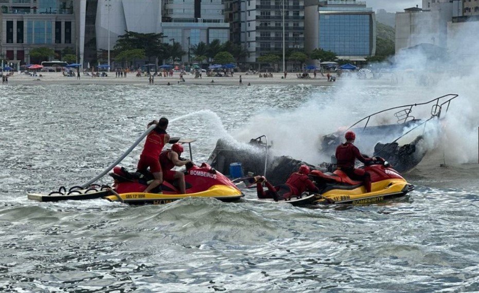 O que se sabe da embarcação que foi consumida por incêndio no mar de Balneário Camboriú