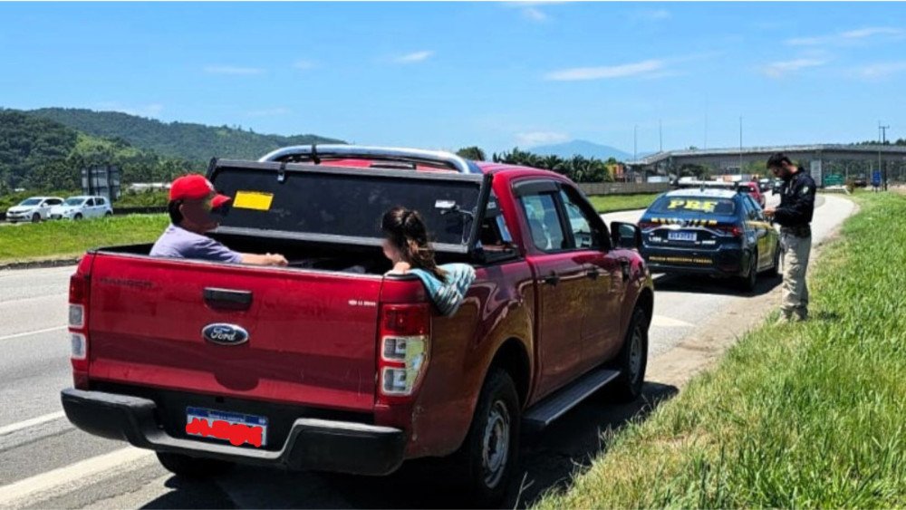 Turistas argentinos são flagrados pela PRF sendo transportados em compartimento de carga na BR-101