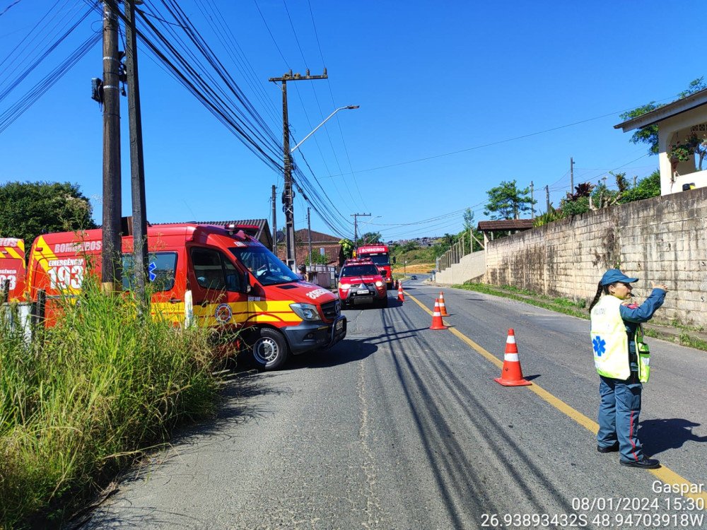 Batida entre carro e moto deixa homem gravemente ferido em Gaspar