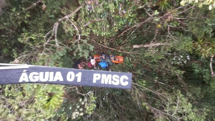 Vídeo: Homem é resgatado pelo helicóptero Águia 01 da PMSC após se lesionar em trilha