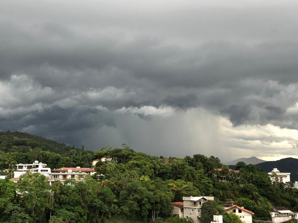 Defesa Civil alerta para temporais nesta terça-feira no Vale do Itajaí