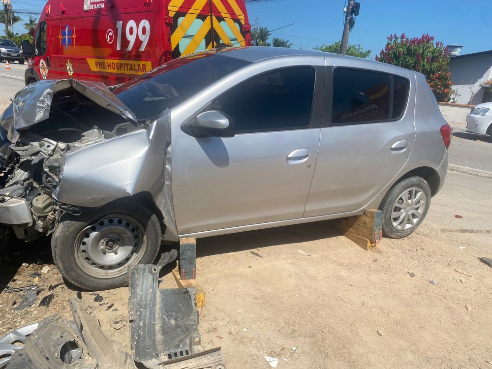 Motorista é levada ao hospital após batida entre dois carros no Centro de Ilhota