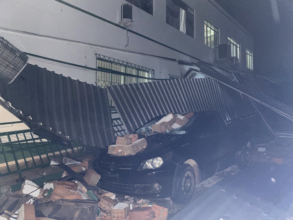 Temporal causa destelhamentos, destrói carros e arranca árvores em Ibirama; veja fotos