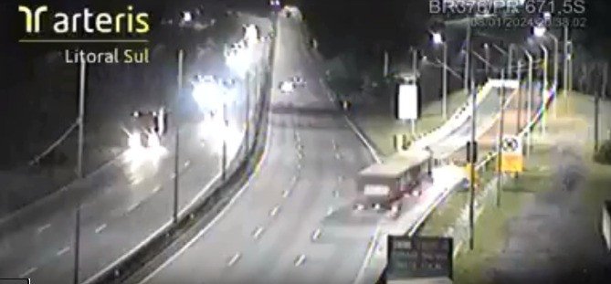 Carreta com 46 toneladas de farelos fica sem freios e utiliza área de escape na BR-376 entre PR e SC