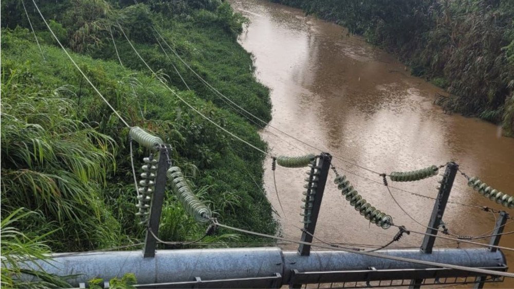 Linha de transmissão de energia cedeu durante temporal em Blumenau e mais de 70.000 unidades consumidoras ficaram sem luz