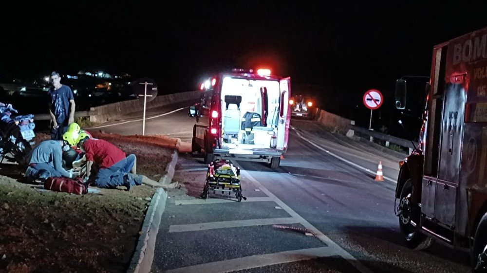 Homem é conduzido ao hospital após queda de moto em Ilhota