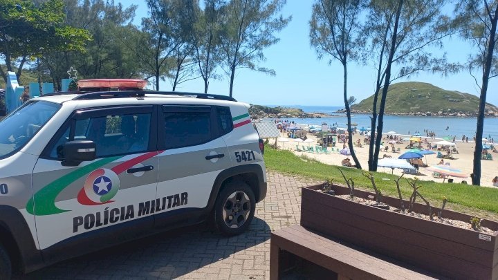 Vídeo: Policial militar de folga salva mãe e filha de afogamento em praia de SC