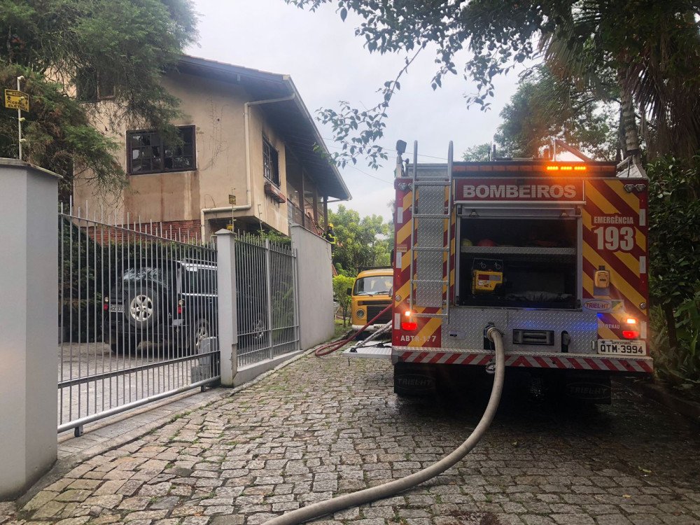 Vídeo: Incêndio atinge casa no início da manhã desta quarta-feira em Blumenau
