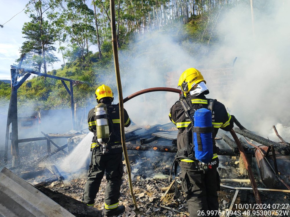 Casa de madeira fica totalmente destruída por incêndio em Gaspar; veja fotos