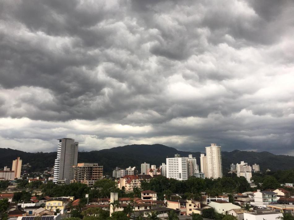 Blumenau teve seis ocorrências devido as trovoadas de verão; veja as orientações da Defesa Civil