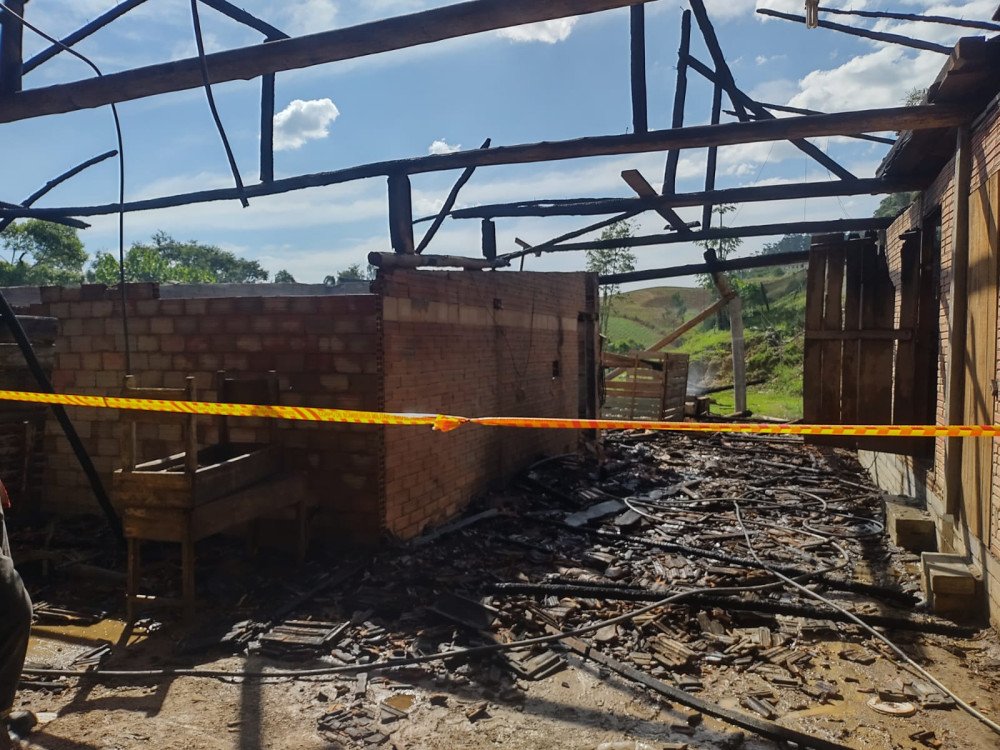 Estufa de fumo é completamente destruída por incêndio no Alto Vale