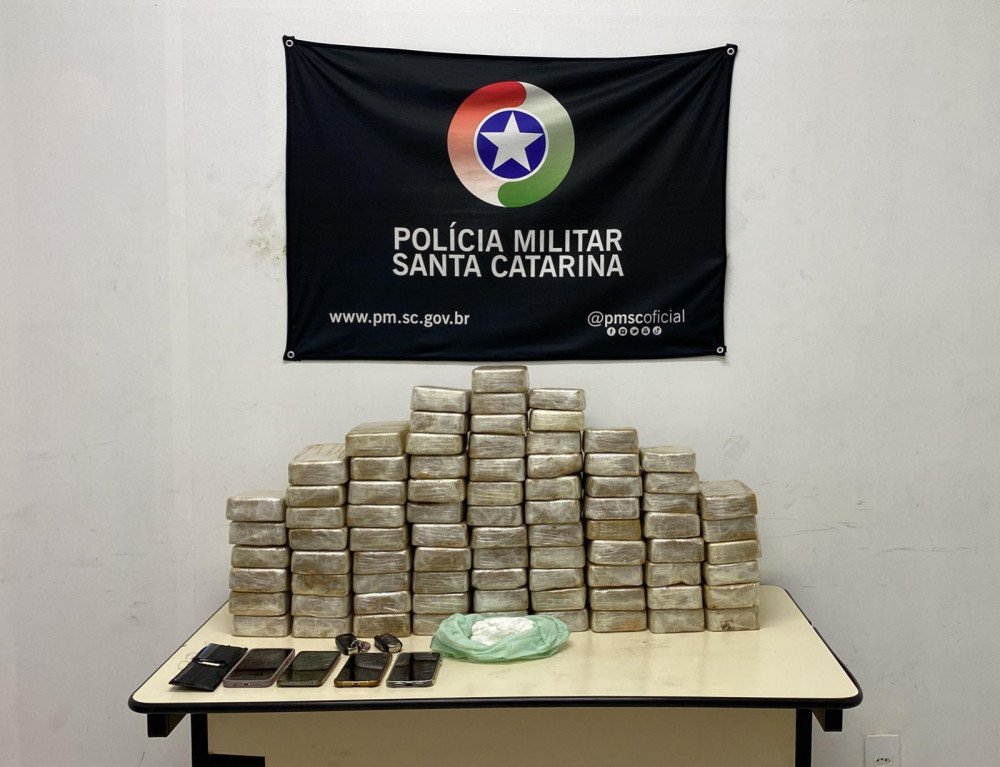 Quatro pessoas são presas com mais de 80 kg de crack em Blumenau