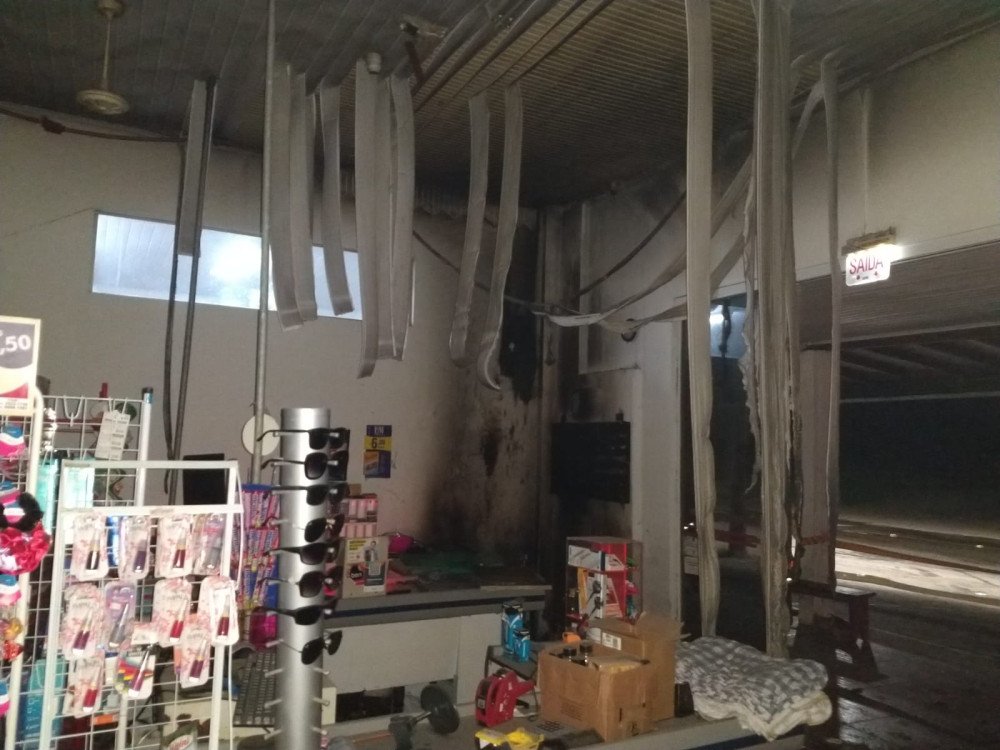 Bombeiros controlam princípio de incêndio em mercado de Rio do Sul