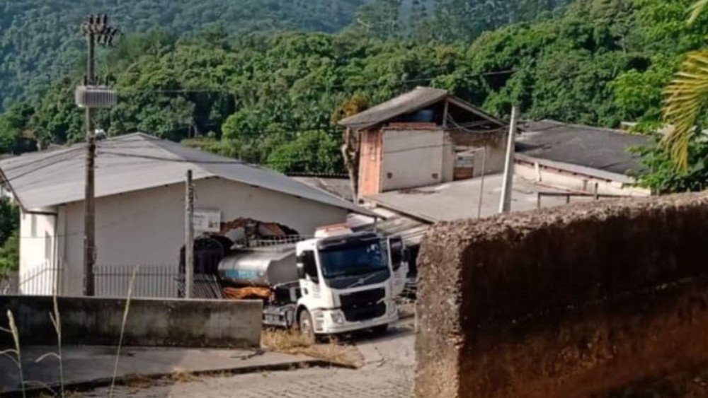 Caminhão-pipa tem problemas mecânicos em morro e atinge capela em Blumenau