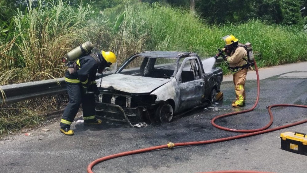 Carro pega fogo e fica destruído na SC-110, no trecho que liga Pomerode a Jaraguá do Sul