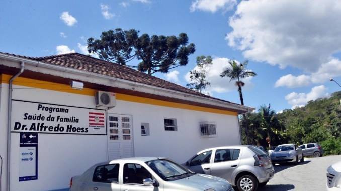 Infiltração após chuva força fechamento do Posto de Saúde Alfredo Hoess em Blumenau