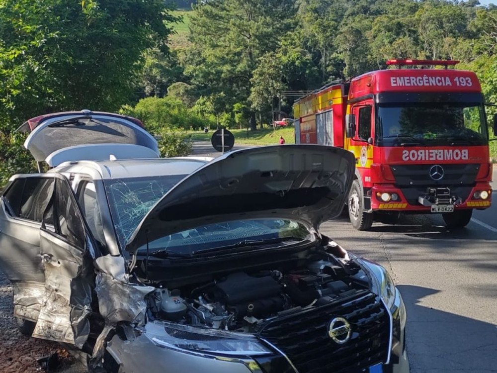 Batida entre carros deixa três pessoas feridas na SC-350, em Ituporanga