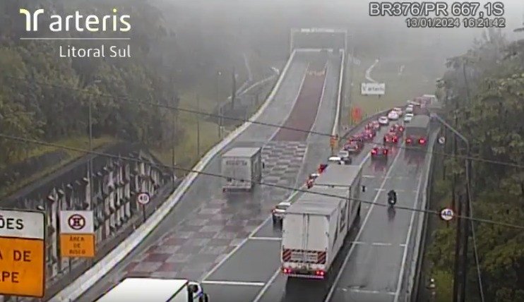 Vídeo: Caminhão tem pane nos freios e usa área de escape na BR-376 entre PR e SC
