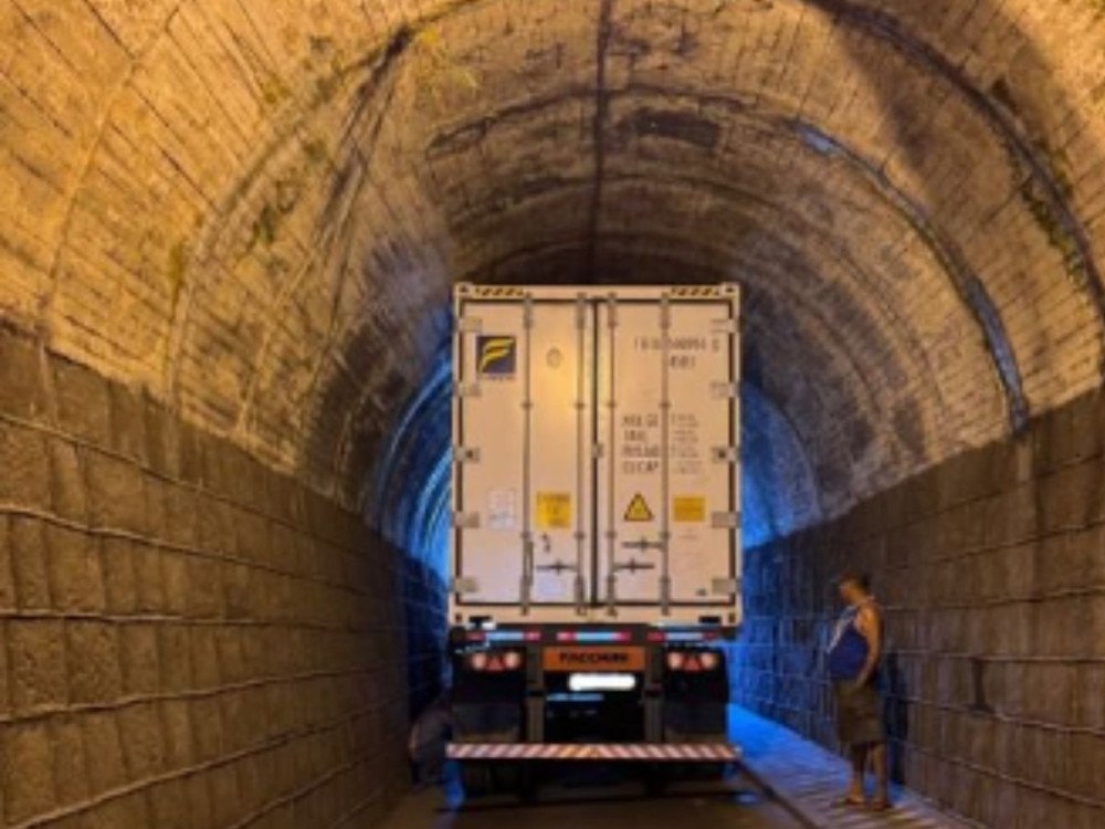 Caminhão fica preso em túnel de Blumenau