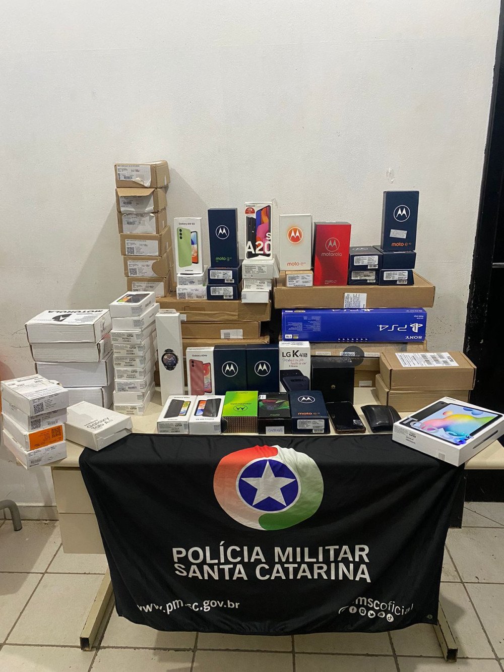 Casal é preso em Joinville com eletrônicos furtados em loja no Centro de Blumenau