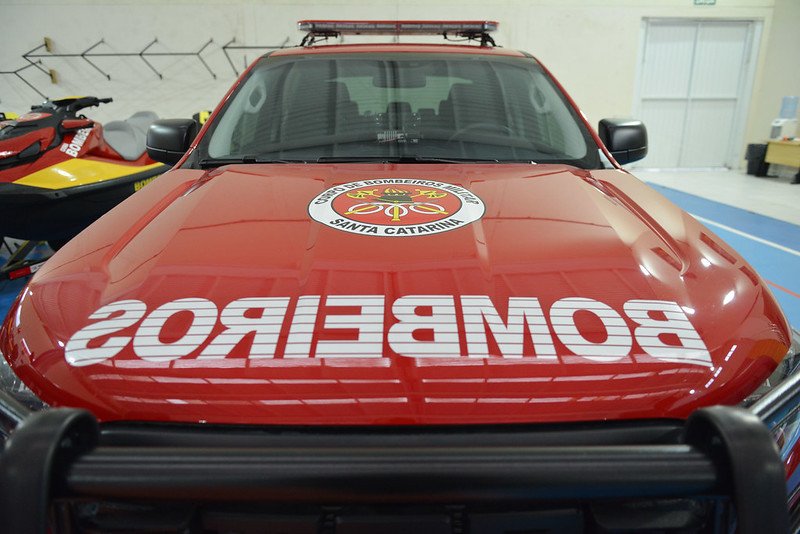 Uma pessoa é levada ao hospital após acidente entre ônibus e moto em Blumenau