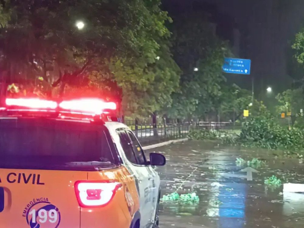 Chuva causa uma morte e deixa milhares sem energia Rio Grande do Sul