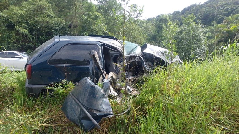 Acidente entre carro e caminhão deixa um ferido na BR-470, em Ibirama