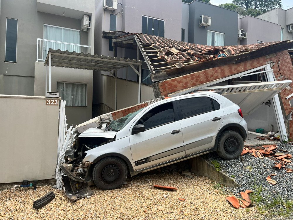 Jovem sem habilitação perde controle de carro e bate em muros de duas casas em Brusque