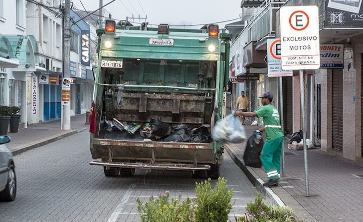 Horário da coleta de resíduos no Centro de Gaspar é alterado por conta do calor; saiba mais