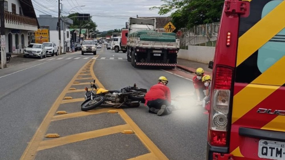 Motociclista fica ferido em acidente com carreta no Centro de Ilhota