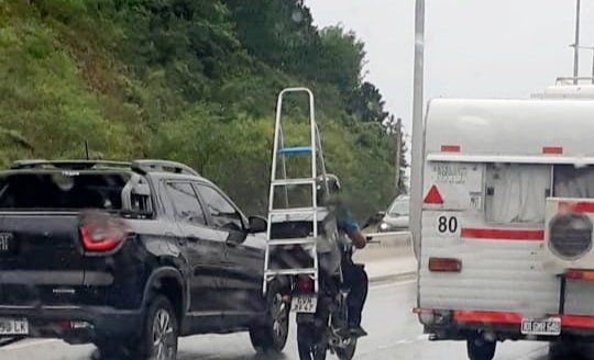 Homem é flagrado transportando escada em motocicleta em SC