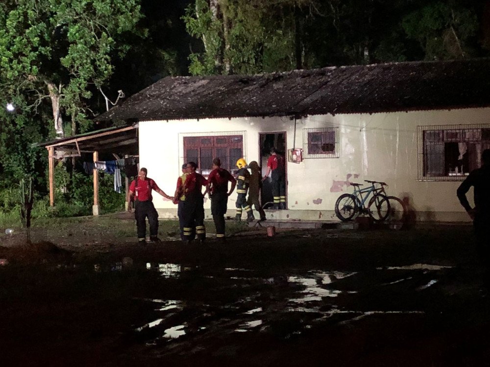 Vídeo: Incêndio atinge casa em Blumenau e família pede ajuda