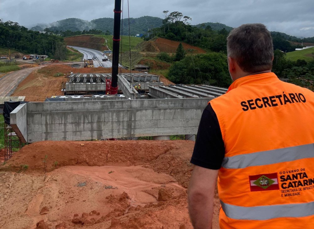 Vigas do viaduto do prolongamento da Via Expressa em Blumenau devem ser colocadas até quarta-feira