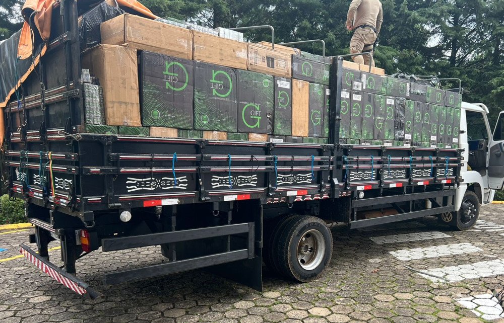 Vídeo: Polícia Militar apreende carga com 300 mil maços de cigarros contrabandeados avaliada em R$ 1 milhão