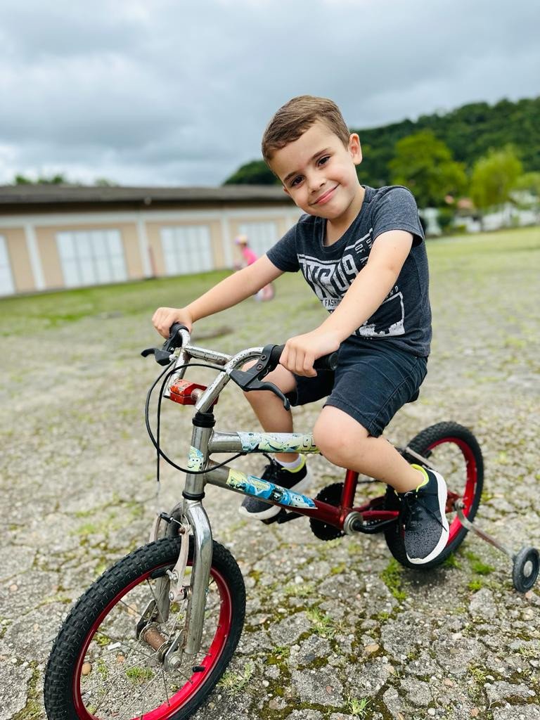 Família de Gaspar pede ajuda para fazer ressonância de menino com malformação nas pernas; entenda e saiba como ajudar