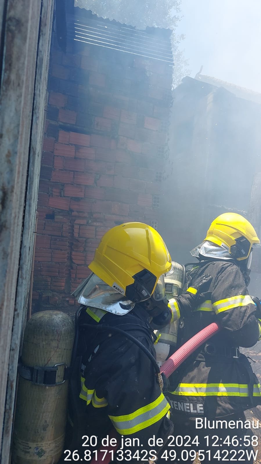 Fotos: Casa pega fogo na Itoupava Central, em Blumenau, e bombeiros são chamados