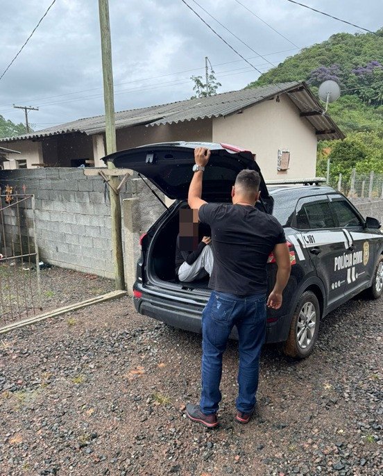 Suspeita de tráfico de drogas é presa em Ascurra