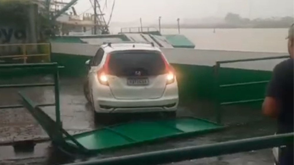 Vídeo: Homem tenta atropelar outro motorista no ferry boat entre Navegantes e Itajaí