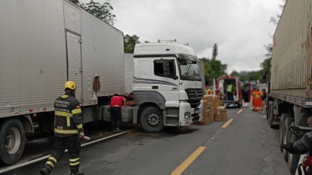 Acidente entre dois caminhões complica o trânsito na BR-470, em Blumenau