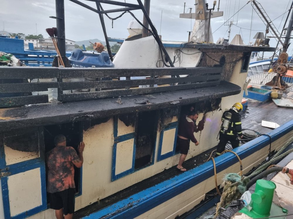 Fotos: Embarcação é atingida por incêndio em Navegantes