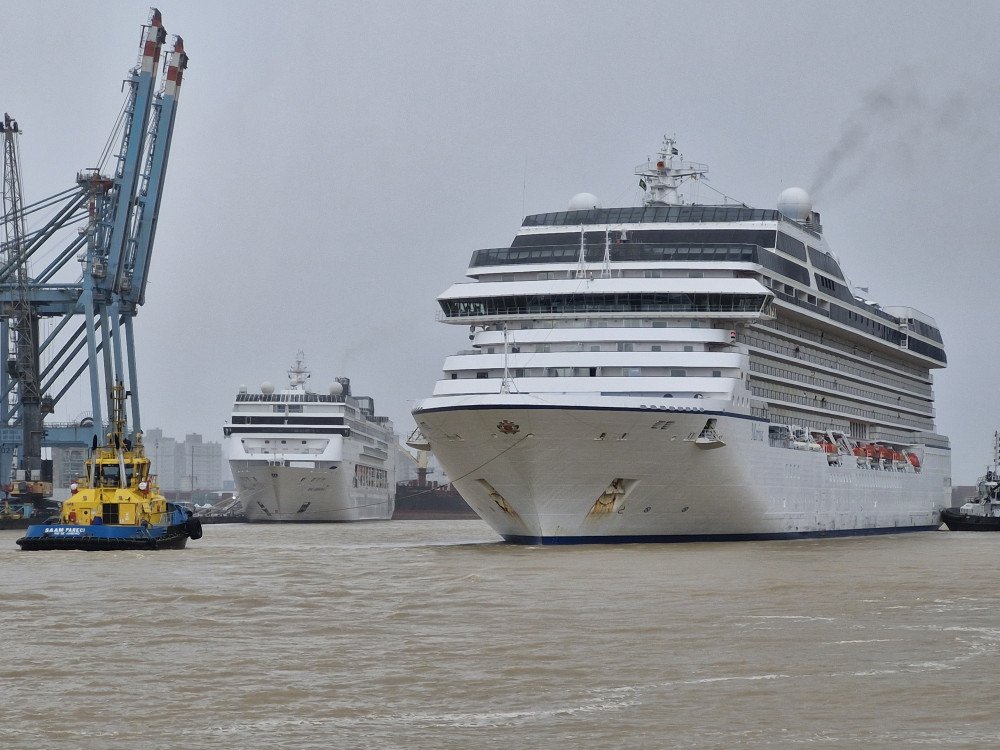Dois navios de cruzeiro atracam simultaneamente pela primeira vez em Itajaí