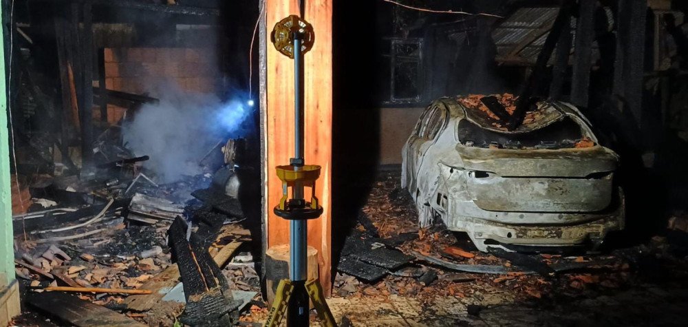 Rancho pega fogo e carro fica completamente destruído no Alto Vale