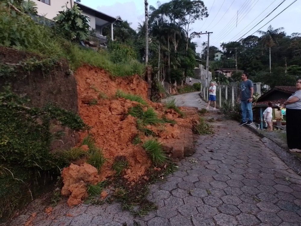Vídeo: Defesa Civil de Blumenau flagra momento em que muro de casa desaba