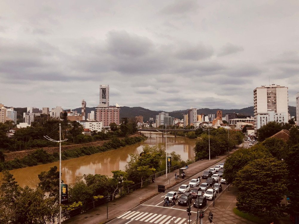 Sexta-feira com céu nublado em Blumenau