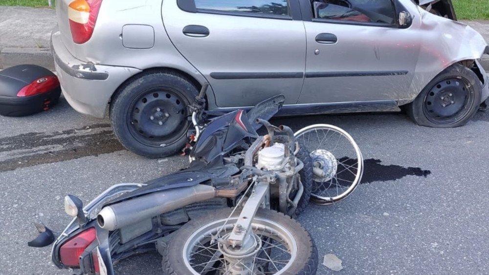 Motociclista fica ferido em acidente causado por racha em Blumenau