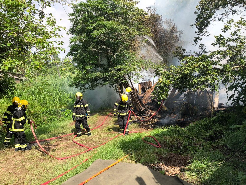 Incêndio destrói casa de madeira em Blumenau; veja o vídeo