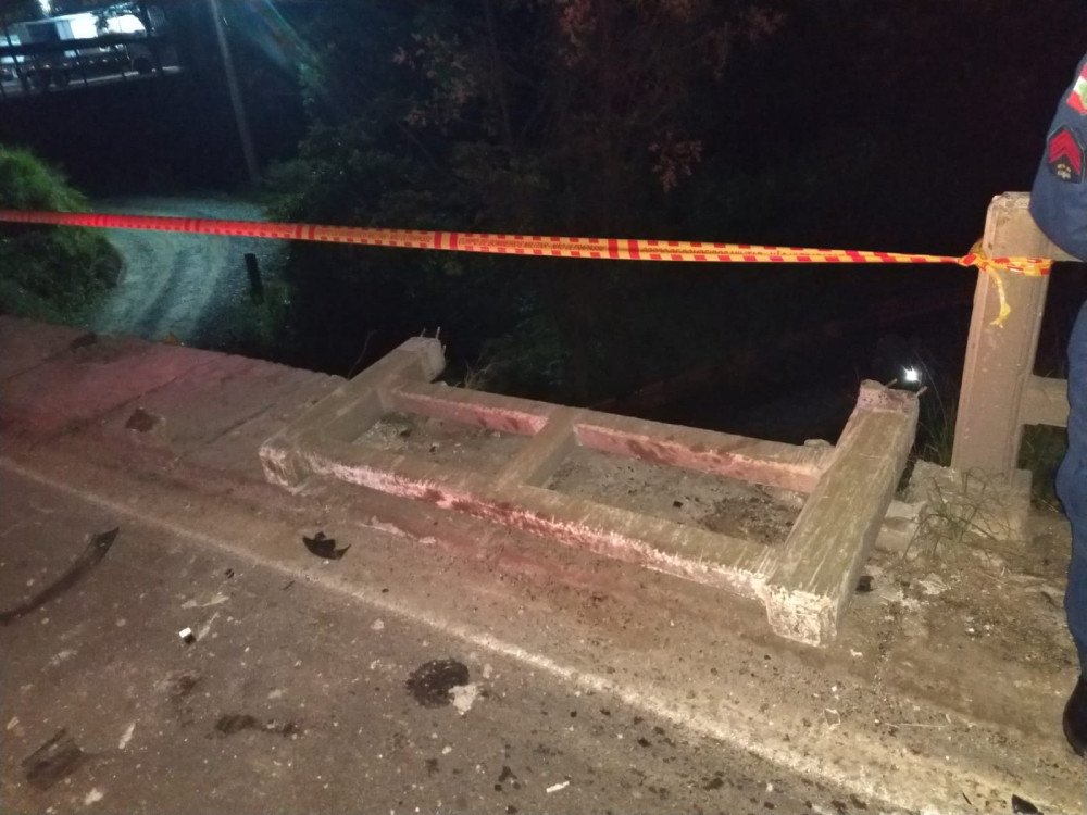 Motorista é socorrido após carro bater na lateral de ponte em Rio do Sul