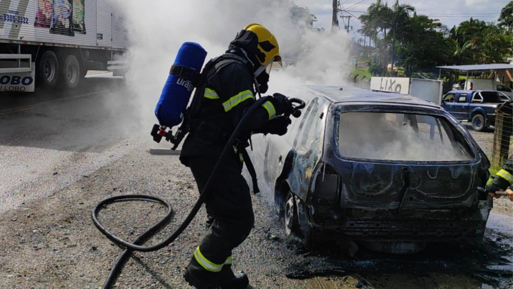Carro pega fogo na BR-470 em Gaspar